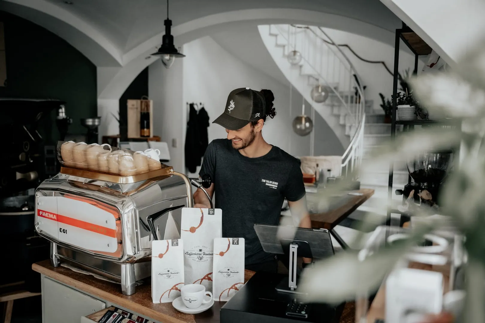 Niko an der Kaffeemaschine im Café Handwerk